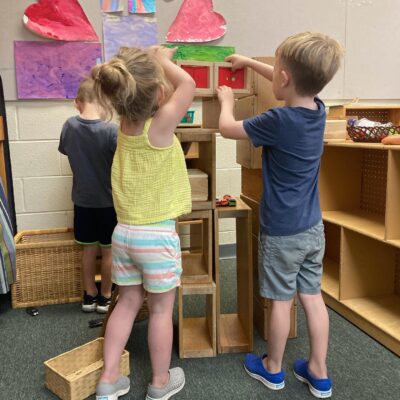 Mult-age kids playing with blocks